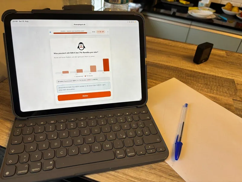 FinanzPinguin auf einem iPad: Lektion Sparen mit Zinseszins-Diagramm